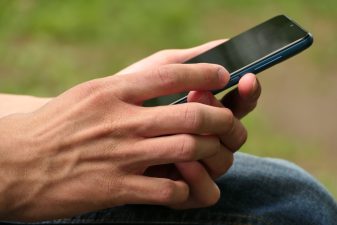 Téléphone portable, smartphone entre les mains d'un homme